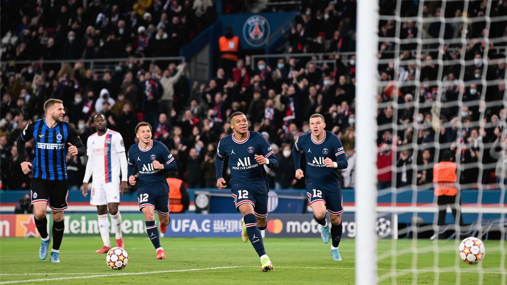 8万人见证巴黎狂飙:3战12球横扫国米零封马竞争锋 在欧洲足球的舞台上,总能看到令人叹为观止的比赛,而